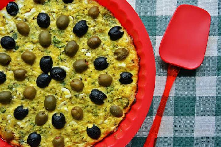 Kuchnie świata: fritatta z brokułami, serem feta i oliwkami