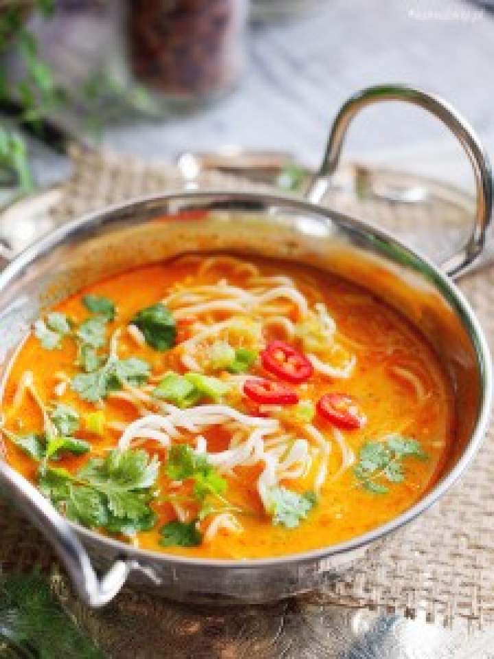 Pikantna zupa tajska z makaronem / Spicy Thai noodle soup