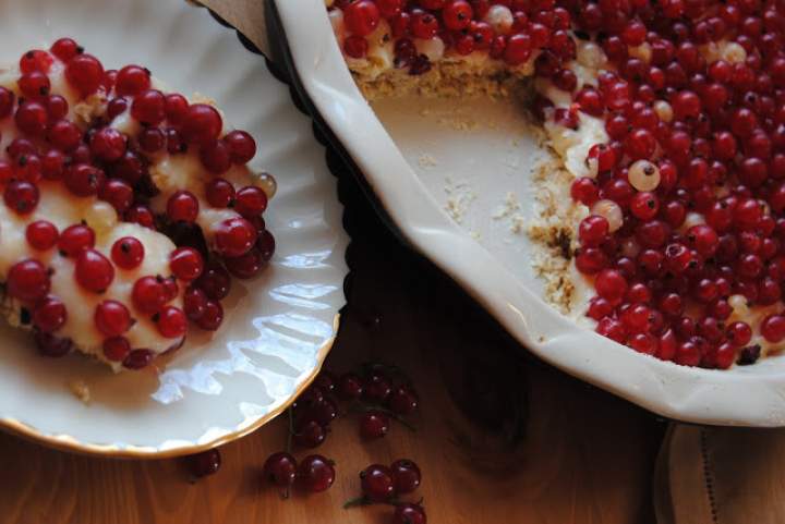 Tarta z kremem i czerwoną porzeczką (bez pieczenia)