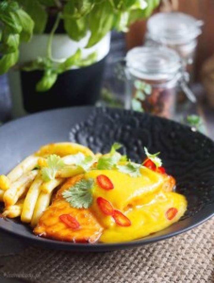 Łosoś z sosem z mango / Roasted salmon with mango sauce