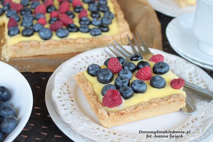 tarta z masą budyniową i jagodami