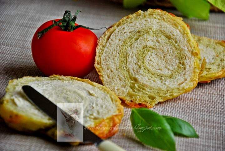 Drożdżowe ślimaki z bazyliowym pesto i mozzarellą