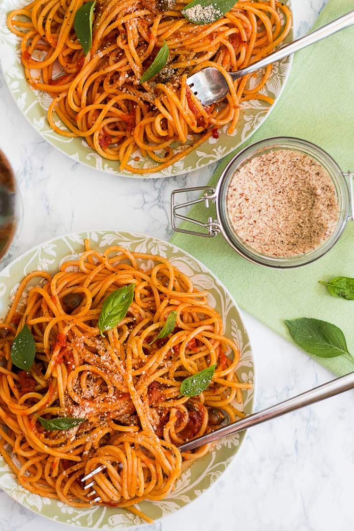 SPAGHETTI Z POMIDORAMI I KAPARAMI ORAZ PARMEZANEM Z MIGDAŁÓW