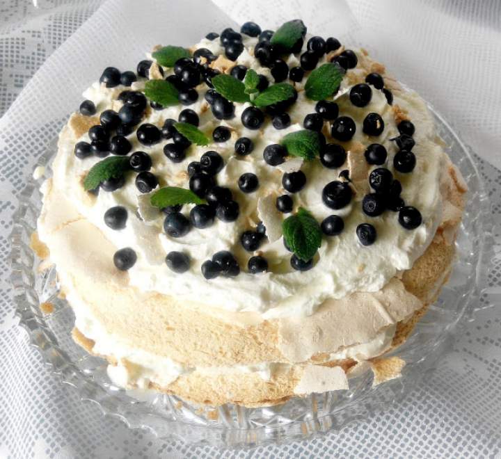 Pavlova – tort bezowy z jagodami