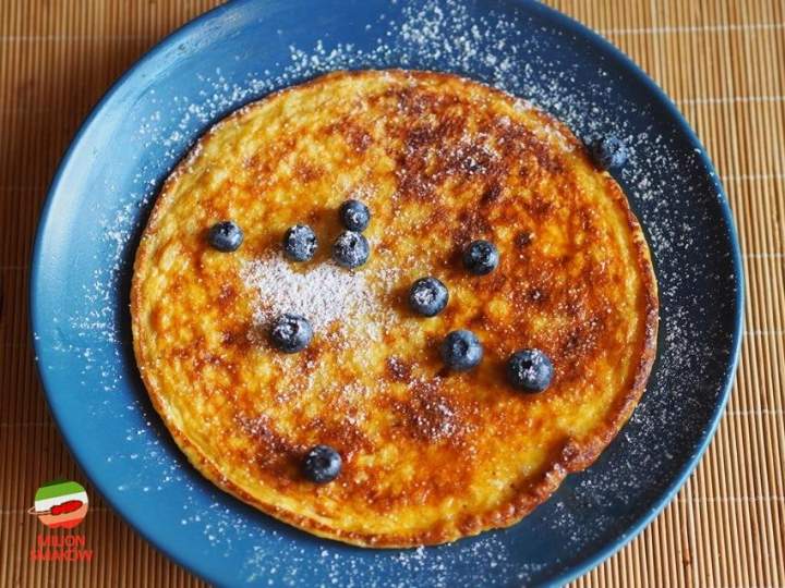 Omlet z dżemem melonowym i borówką amerykańską