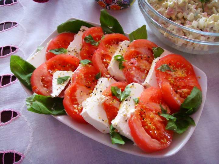 Pomidory z serem feta i bazylią. Szybka imprezowa przekąska.