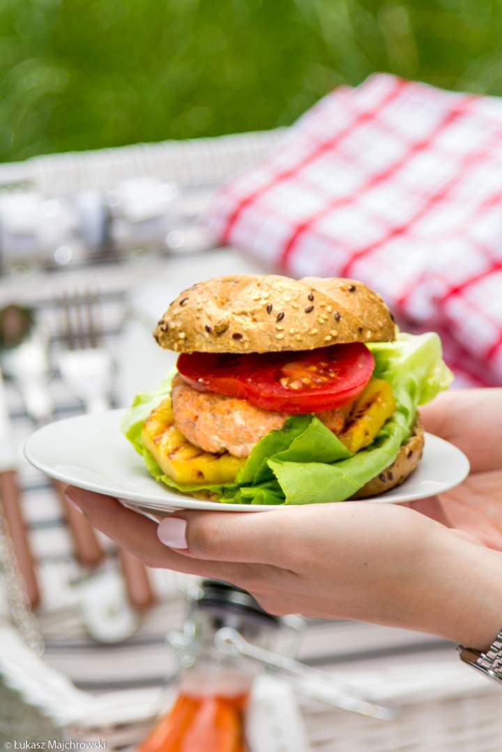 Czas na piknik!  Burgery z łososia z grillowanym ananasem i lemoniadą miętowo-truskawkową