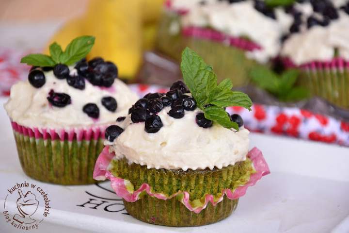 Muffinki szpinakowe z kremem bananowym i jagodami