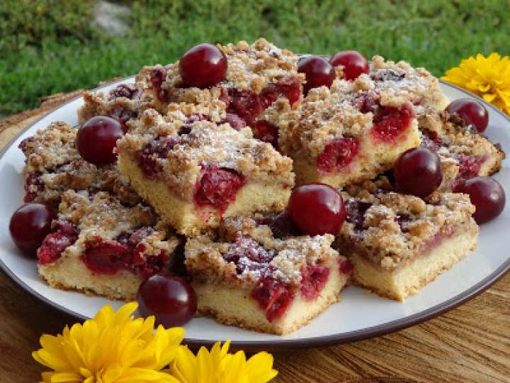 Kruche ciasto z wiśniami i orzechową kruszonką