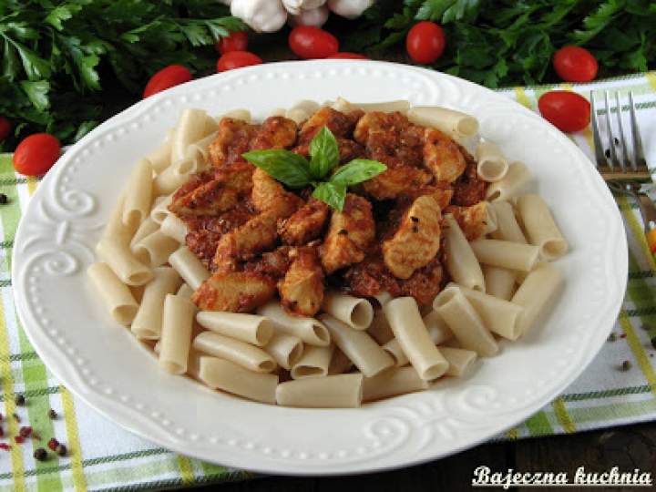 Makaron z kurczakiem w sosie pomidorowym