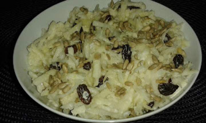 Surówka z kalarepy i rodzynek