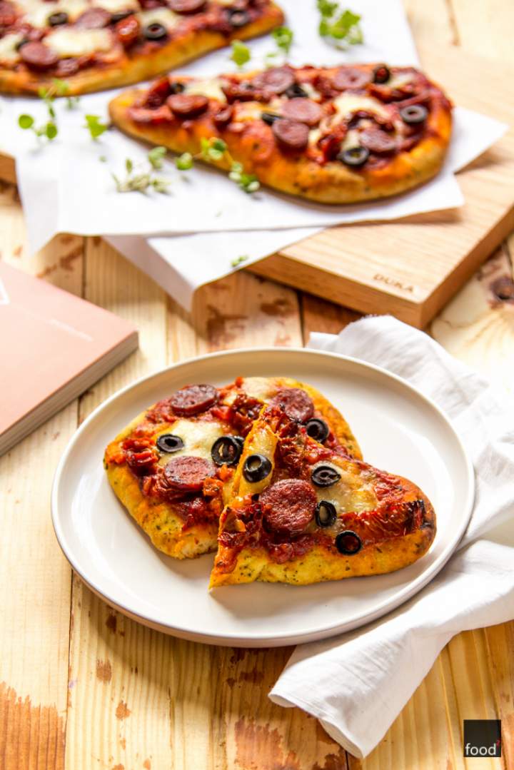 Ekspresowa pizza z chlebków naan z mozzarellą i chorizo