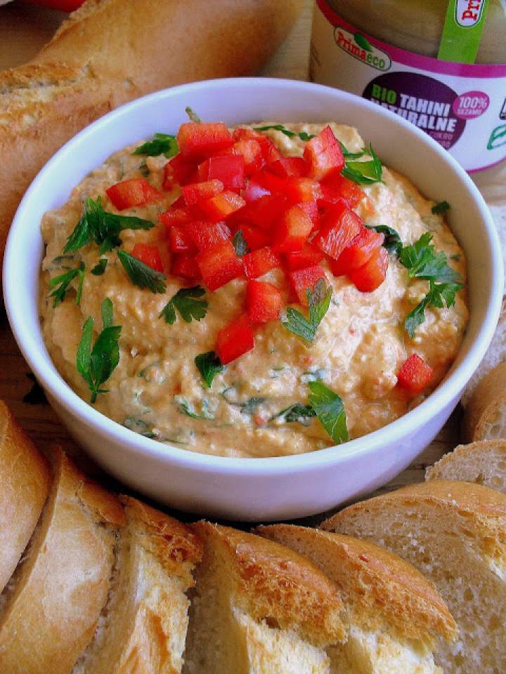 Jogurtowy hummus z pieczoną papryką/ Roasted red bell pepper hummus with yoghurt