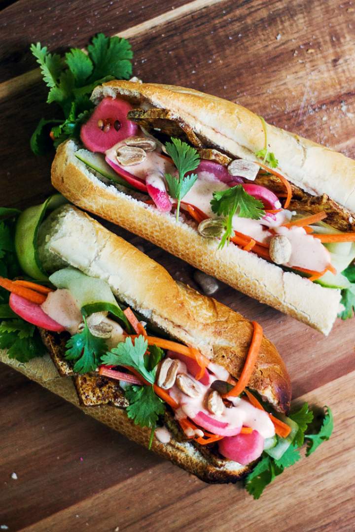 Kanapki Bánh mì z tofu, piklami i majonezem sriracha