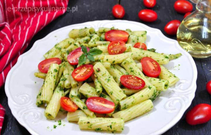 Makaron z fasolką szparagową i pesto z jarmużu