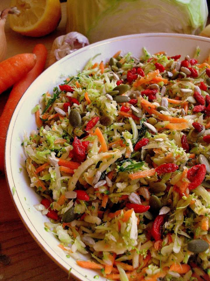 Surówka z brokułem i pestkami / Broccoli salad with seeds