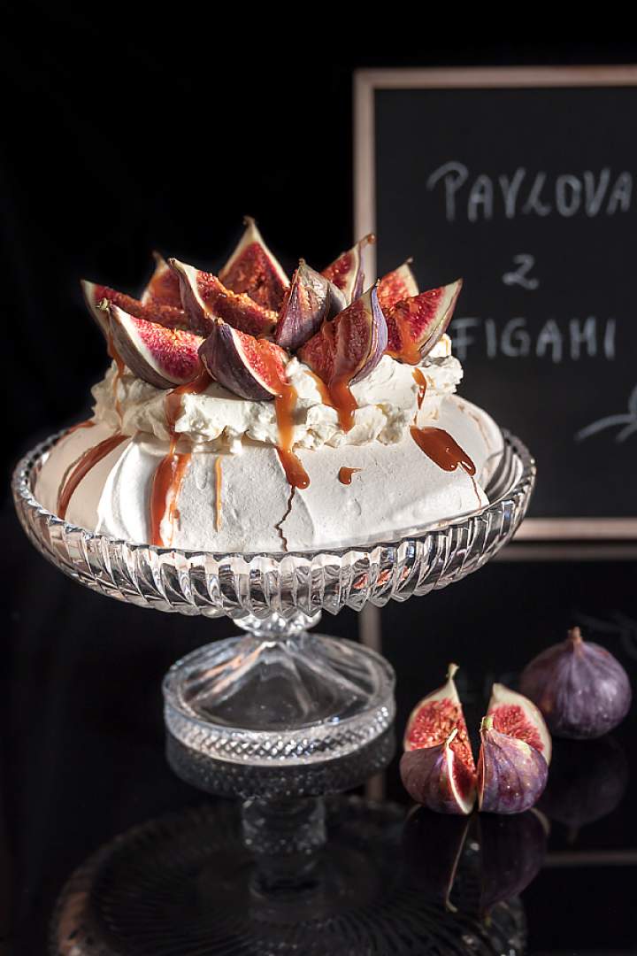 PAVLOVA Z FIGAMI, MASCARPONE I SOSEM KARMELOWYM