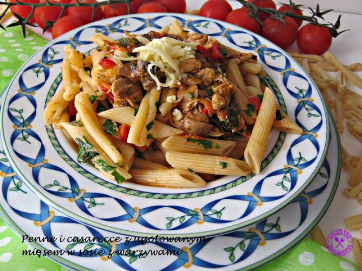 Penne i casarecce z ugotowanym mięsem w sosie z warzywami