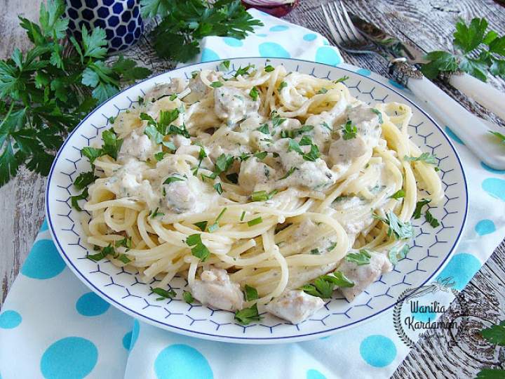 Spaghetti z kurczakiem w pleśniowym sosie