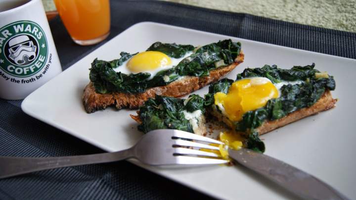 Śniadanie – grzanki ze szpinakiem i jajkiem