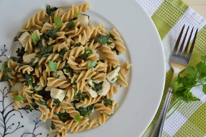 Fusilli na zielono z kurczakiem, szpinakiem, bazylią i pietruszką