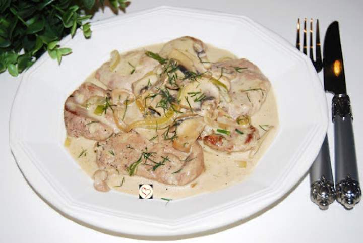 Kurczak w sosie chrzanowym z pieczarkami