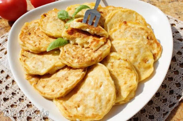 Placuszki z serka wiejskiego na słono (z cebulą i szynką)