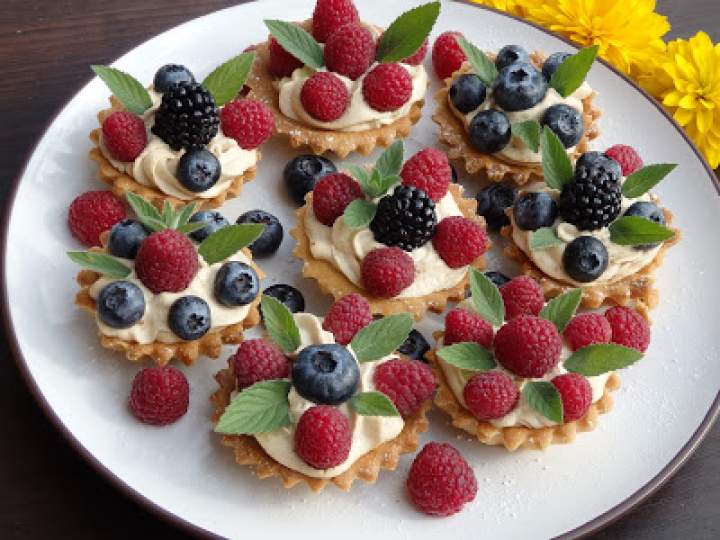 Kruche babeczki z kremem kawowym i letnimi owocami