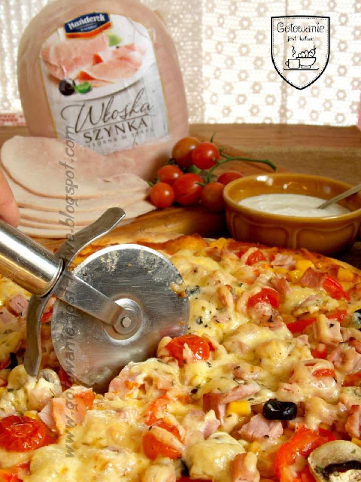 Pizza z szynką włoską wypiekana na kamieniu