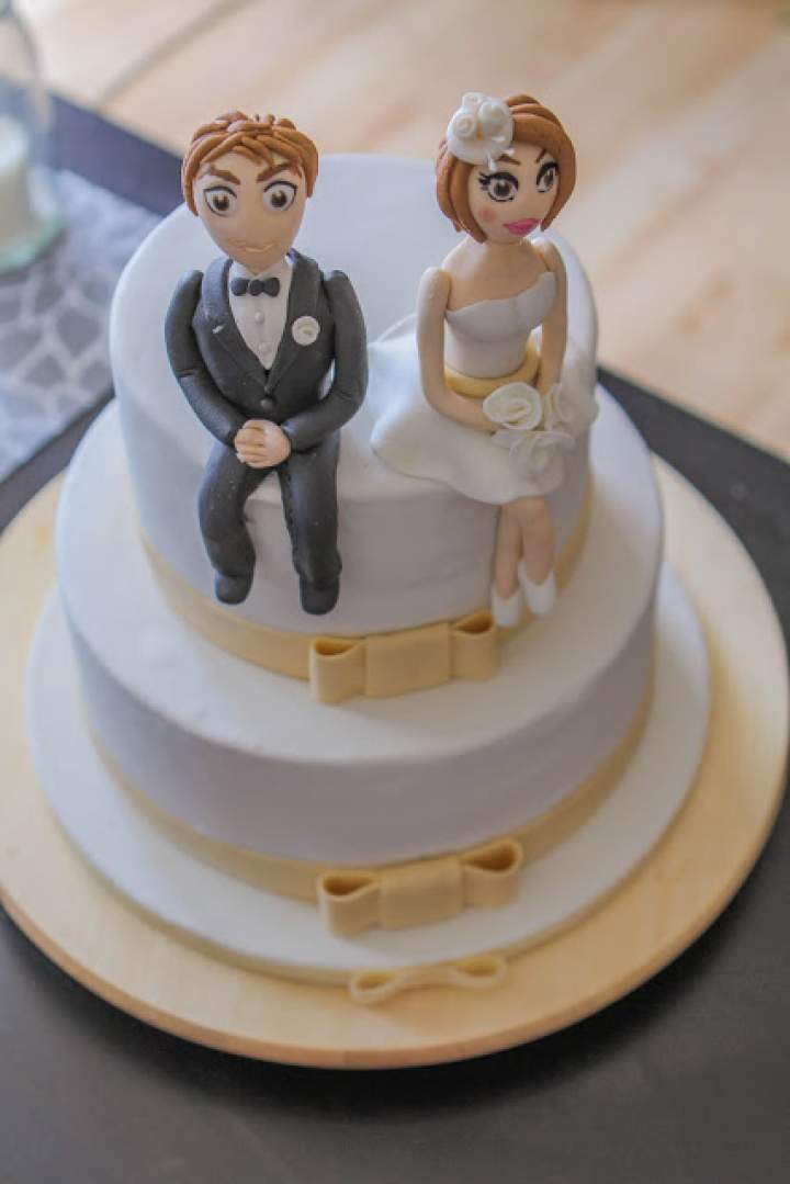Tort ślubny z figurkami