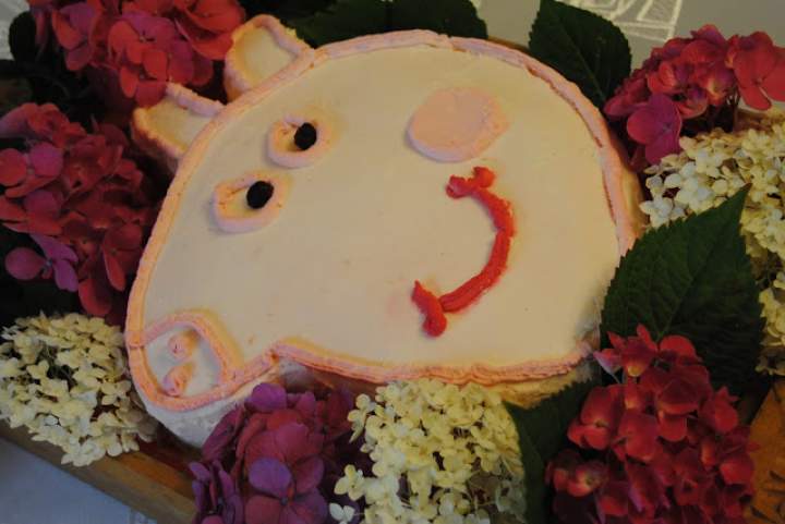 Tort Świnka Peppa – tort z czerwoną porzeczką i serkiem mascarpone