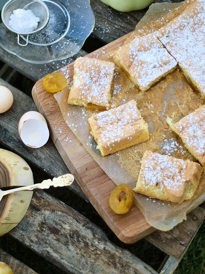 Ciasto na oleju z żółtymi śliwkami