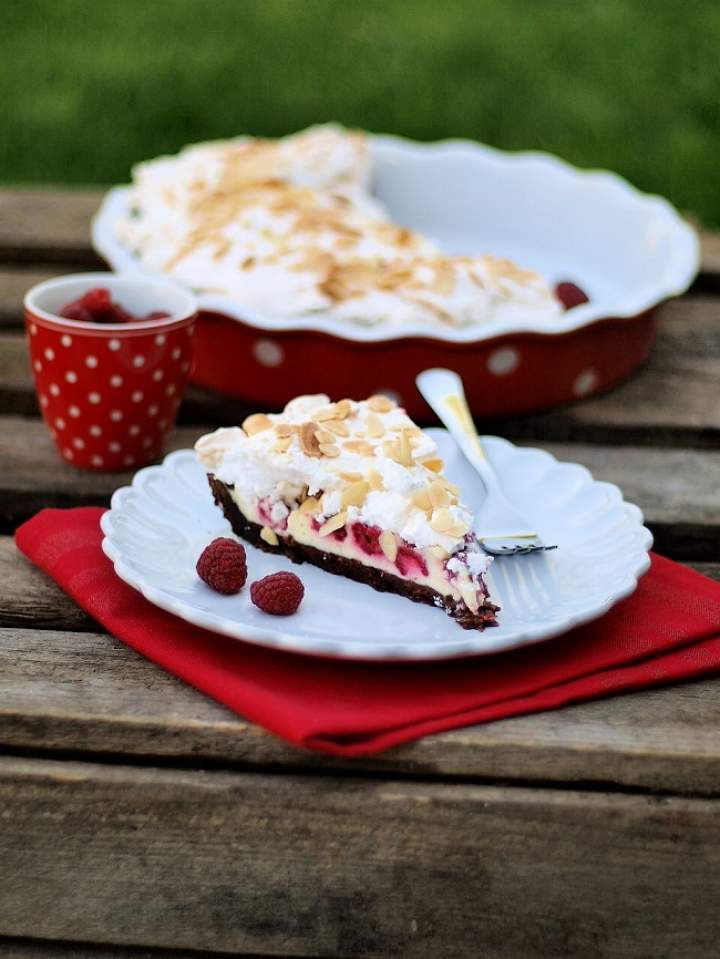 (Urodzinowa) tarta z nadzieniem serowym, malinami i bezą