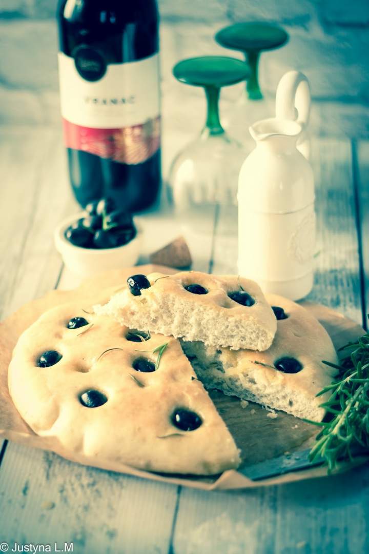 Focaccia z oliwkami i rozmarynem