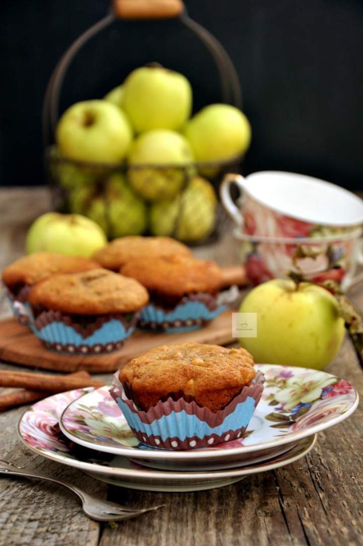 Muffinki orkiszowe z jabłkiem i cynamonem