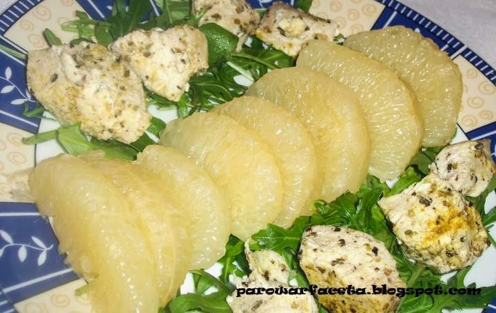 Pierś kurczaka z parowaru z białym grejpfrutem na rukoli