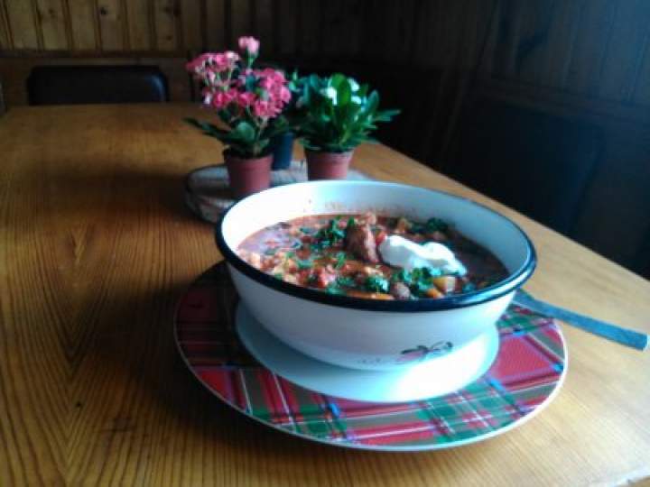 zupa gulaszowa z mięsa wołowo-wieprzowego z lanymi kluseczkami