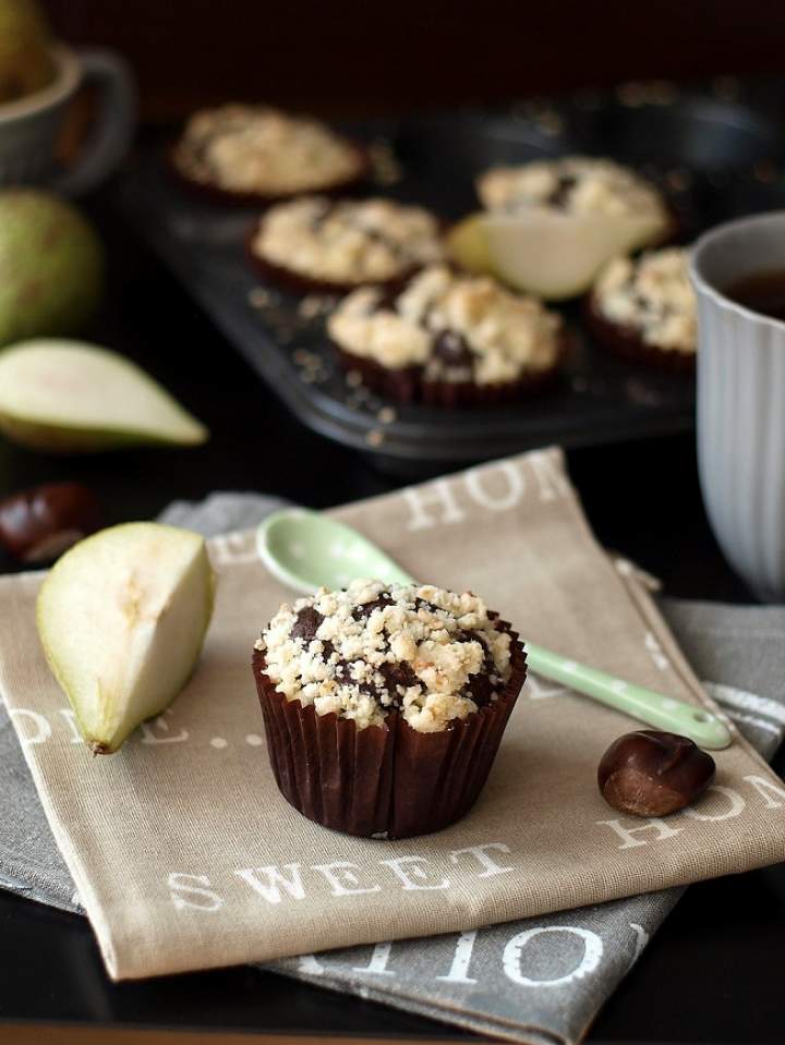 Muffiny czekoladowe z gruszkami i kruszonką