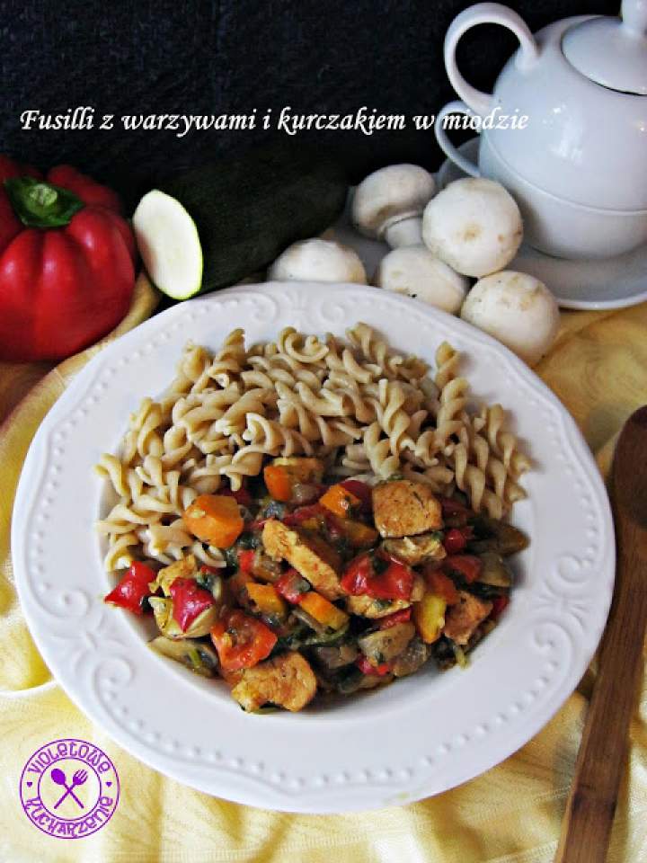 Fusilli z warzywami i kurczakiem w miodzie