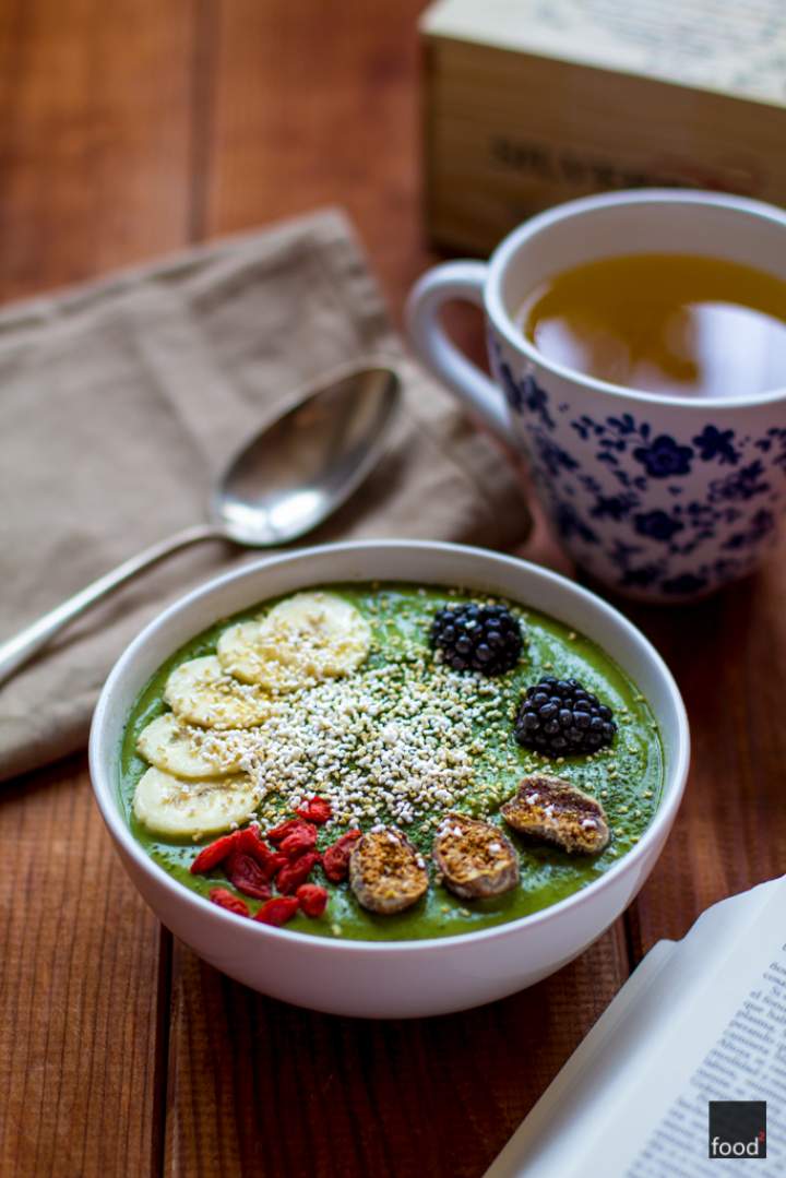 Green smoothie bowl z młodym jęczmieniem