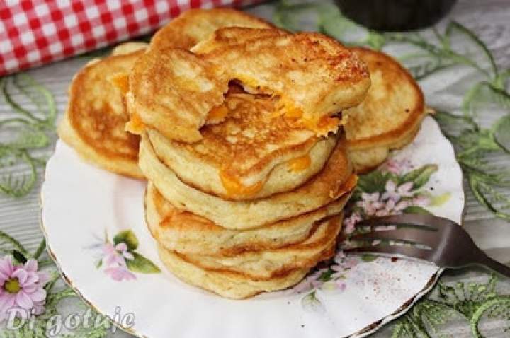 Puszyste placki kukurydziane z żółtym serem (bez glutenu)