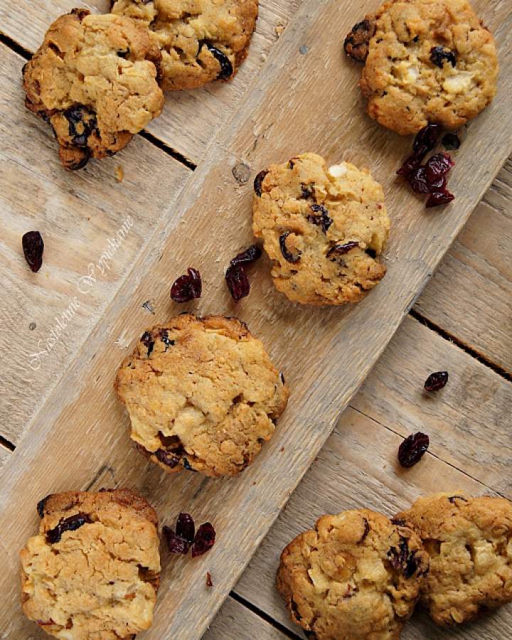 Kruche ciastka z żurawiną, jabłkiem i białą czekoladą