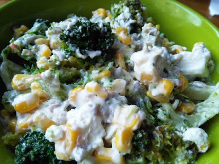 Sałatka brokułowa z sosem czosnkowym