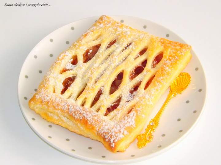 Francuskie ciastko z jabłkami i cynamonem.