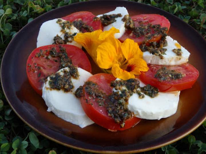 Caprese z pesto