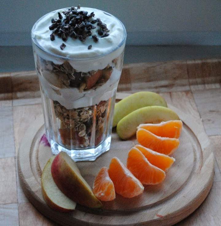 538. Jogurt grecki z muesli Mixit, jabłkiem, miodem kasztanowym