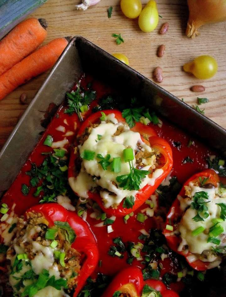 Papryki faszerowane kuskusem i warzywami (wegetariańskie) / Vegetarian Stuffed Peppers