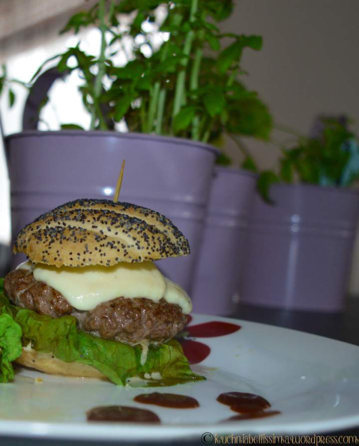 HAMBURGER Z PESTO, MOZZARELLĄ I SOSEM BBQ