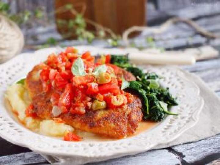 Panierowana pierś z kurczaka z salsą pomidorową / Chicken in Breadcrumbs With Tomato Salsa