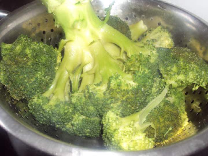 Czosnkowe brokuły w bułce